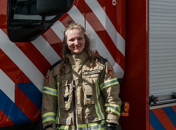 Stoere pedagoge Iris Boswinkel kruipt achter het brandweerstuur