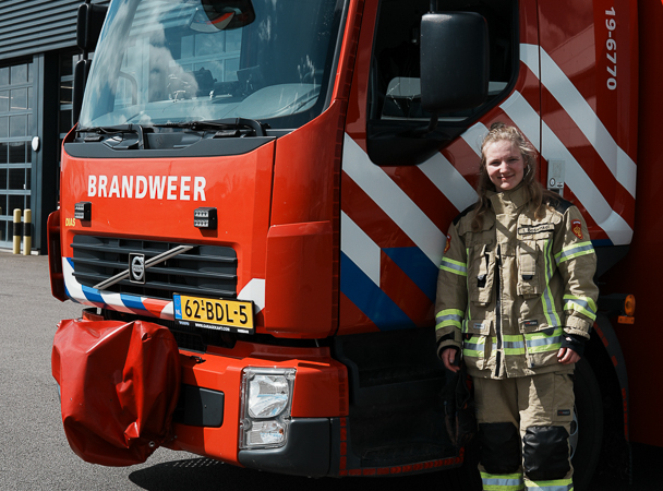 Stoere pedagoge Iris Boswinkel kruipt achter het brandweerstuur