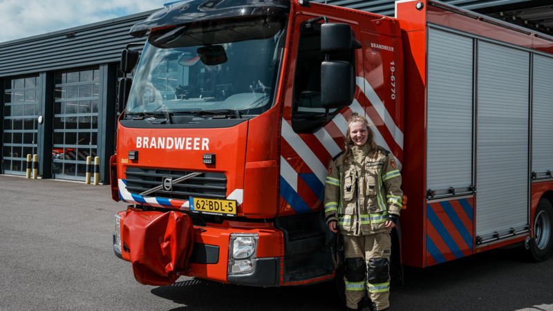 Stoere pedagoge Iris Boswinkel kruipt achter het brandweerstuur