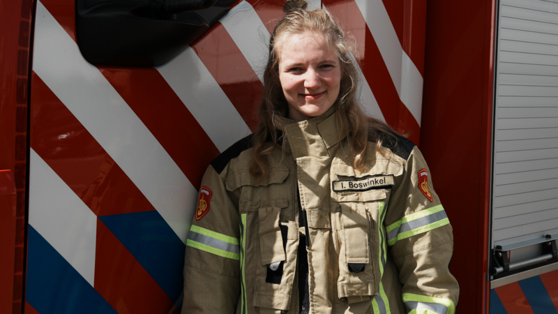 Stoere pedagoge Iris Boswinkel kruipt achter het brandweerstuur