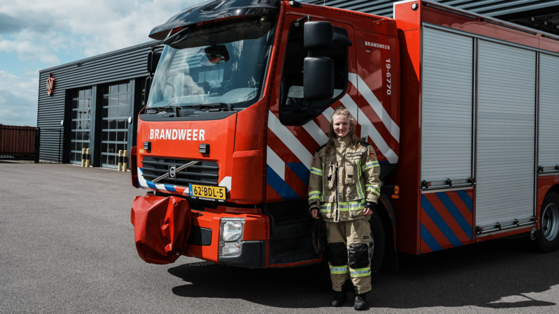 Stoere pedagoge Iris Boswinkel kruipt achter het brandweerstuur