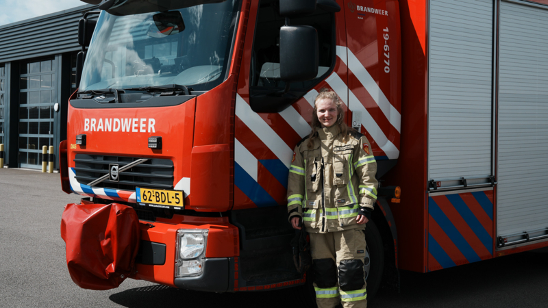 Stoere pedagoge Iris Boswinkel kruipt achter het brandweerstuur