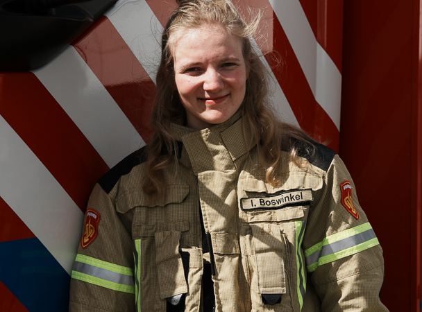 Stoere pedagoge Iris Boswinkel kruipt achter het brandweerstuur