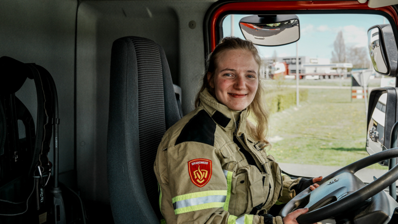 Stoere pedagoge Iris Boswinkel kruipt achter het brandweerstuur