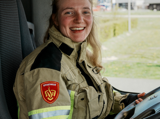 Stoere pedagoge Iris Boswinkel kruipt achter het brandweerstuur