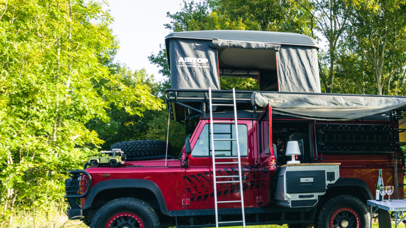 Deze bijzondere Land Rover Defender 110 Camper staat bij Auto Ventura!