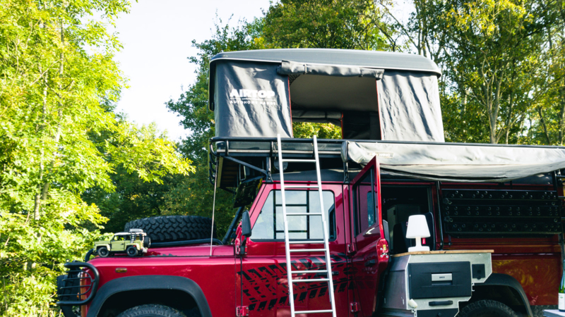 Deze bijzondere Land Rover Defender 110 Camper staat bij Auto Ventura!