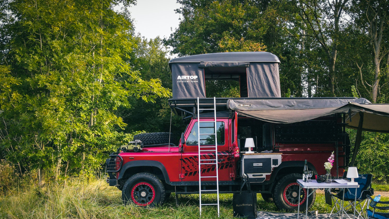 Deze bijzondere Land Rover Defender 110 Camper staat bij Auto Ventura!