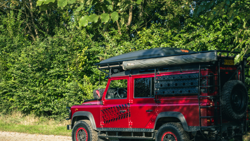 Deze bijzondere Land Rover Defender 110 Camper staat bij Auto Ventura!