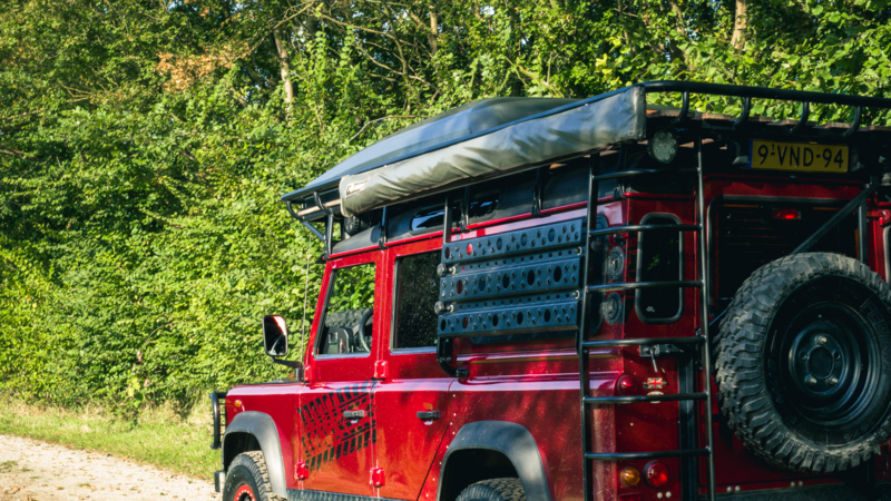 Deze bijzondere Land Rover Defender 110 Camper staat bij Auto Ventura!