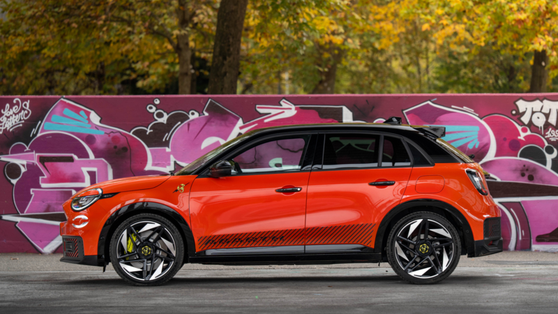 Abarth 600e Competizione schiet van 0-100km/h in 5,85 seconden, heeft 280 pk, standaard tot 8 jaar garantie én eProWallbox thuislader