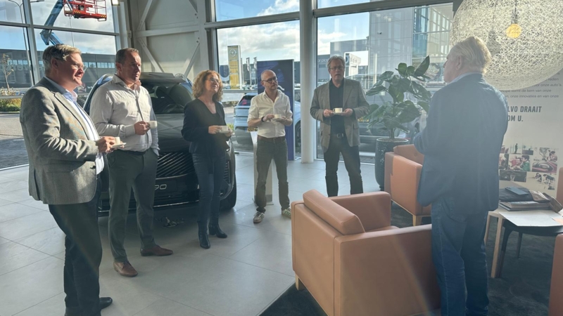 Vereniging Merkendealers Midden-Zeeland reikt cheque uit