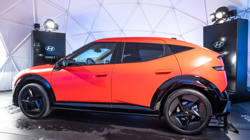 Hyundai IONIQ 3 maakt indruk tijdens onthulling bij Auto Sturm in Goes