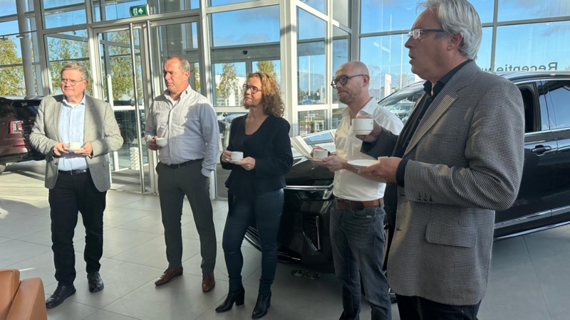 Vereniging Merkendealers Midden-Zeeland reikt cheque uit