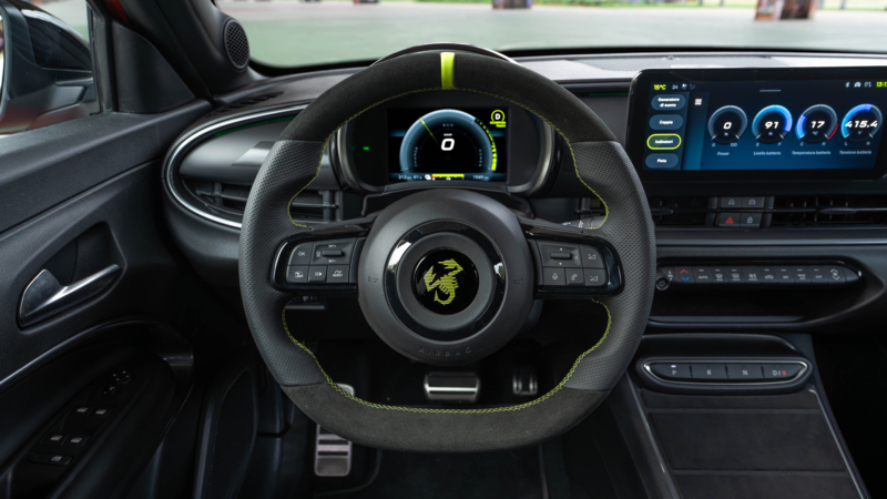 Abarth 600e Competizione schiet van 0-100km/h in 5,85 seconden, heeft 280 pk, standaard tot 8 jaar garantie én eProWallbox thuislader