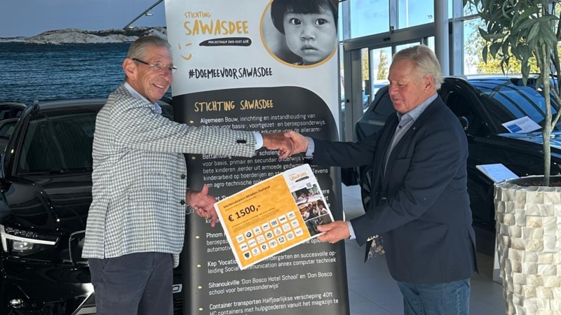Vereniging Merkendealers Midden-Zeeland reikt cheque uit