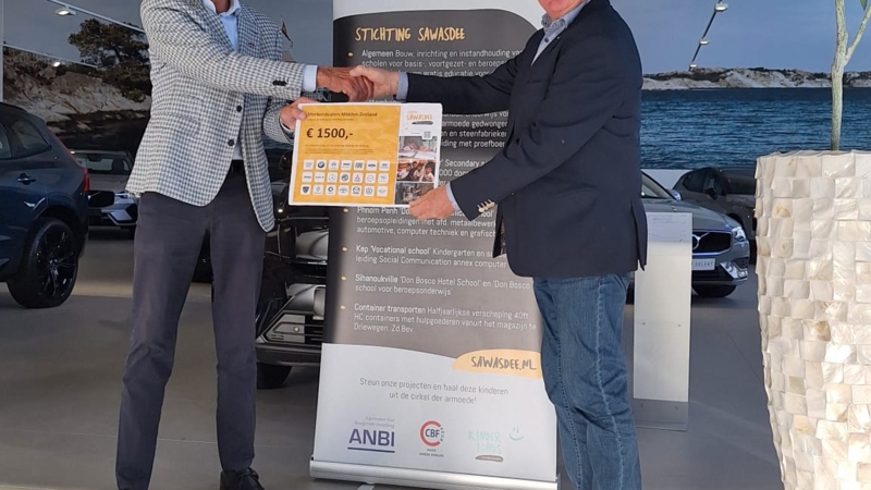 Vereniging Merkendealers Midden-Zeeland reikt cheque uit