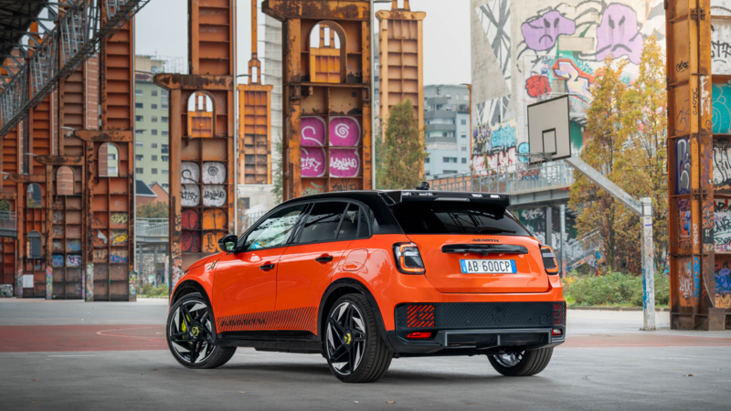 Abarth 600e Competizione schiet van 0-100km/h in 5,85 seconden, heeft 280 pk, standaard tot 8 jaar garantie én eProWallbox thuislader