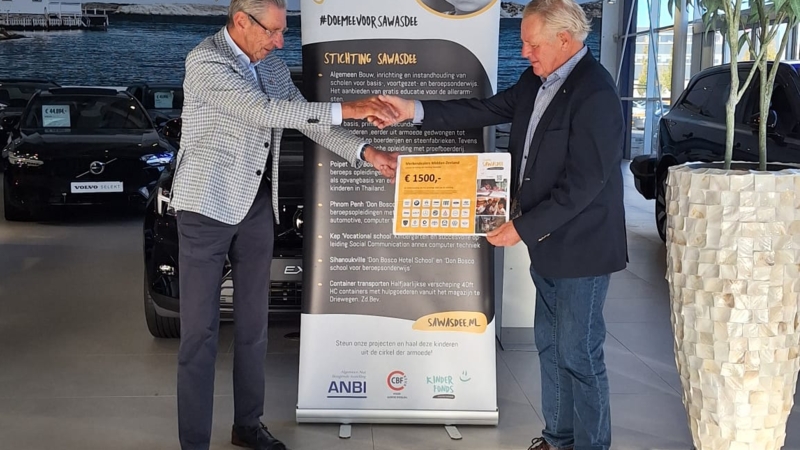 Vereniging Merkendealers Midden-Zeeland reikt cheque uit