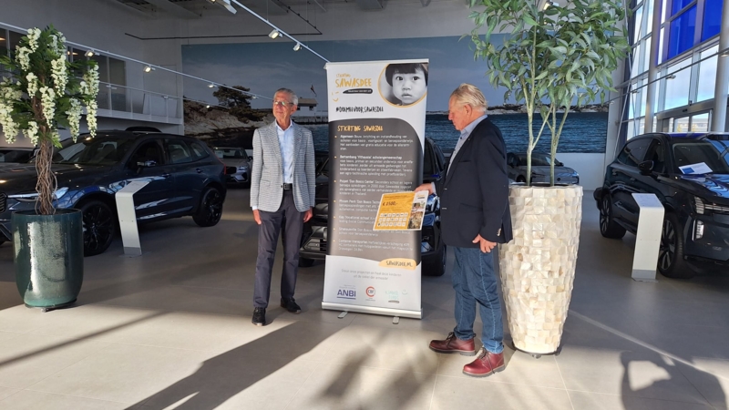 Vereniging Merkendealers Midden-Zeeland reikt cheque uit