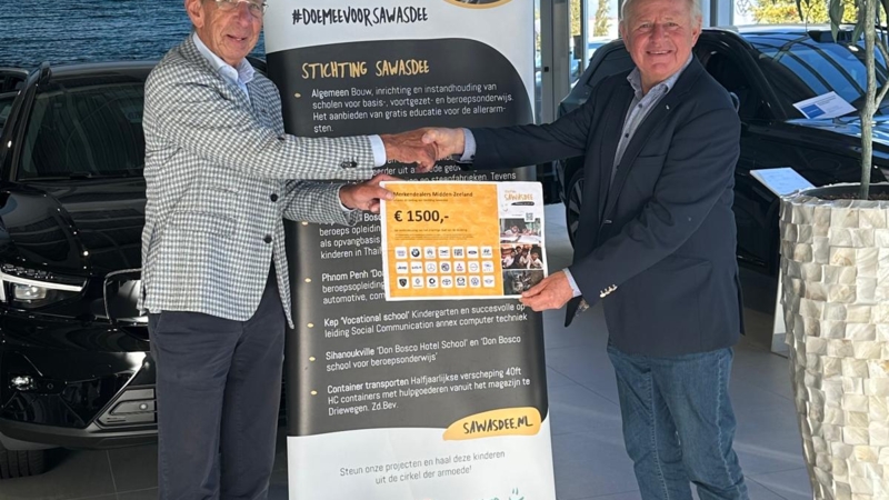 Vereniging Merkendealers Midden-Zeeland reikt cheque uit