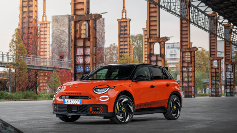 Abarth 600e Competizione schiet van 0-100km/h in 5,85 seconden, heeft 280 pk, standaard tot 8 jaar garantie én eProWallbox thuislader