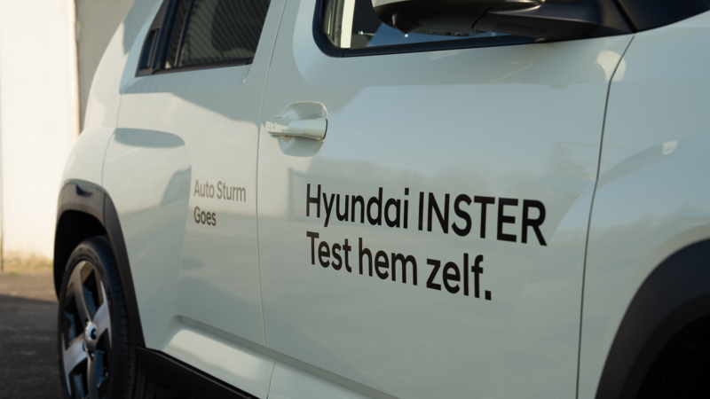 Mike Sturm van Auto Sturm laat de Hyundai INSTER zien.