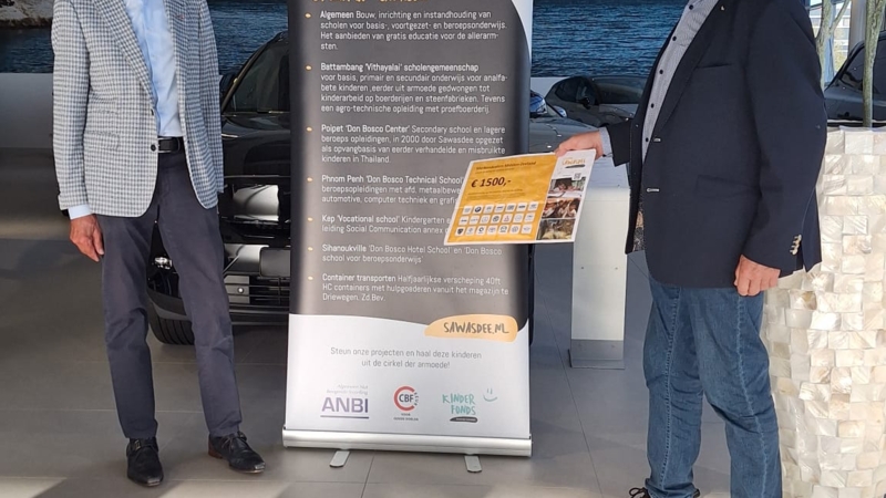 Vereniging Merkendealers Midden-Zeeland reikt cheque uit