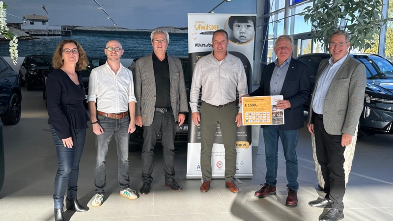 Vereniging Merkendealers Midden-Zeeland reikt cheque uit