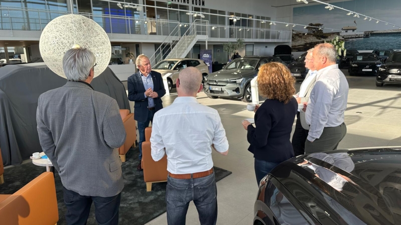 Vereniging Merkendealers Midden-Zeeland reikt cheque uit