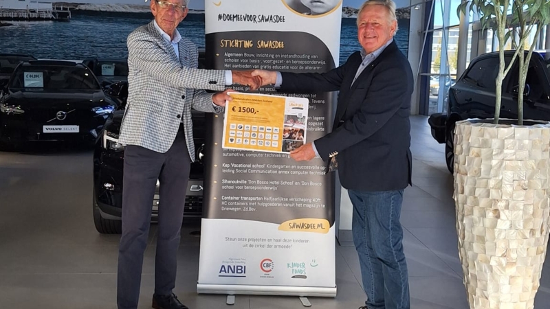 Vereniging Merkendealers Midden-Zeeland reikt cheque uit