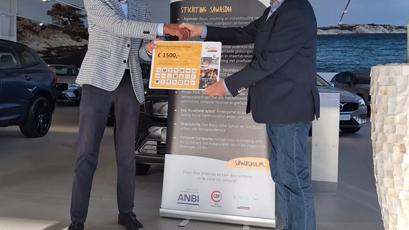 Vereniging Merkendealers Midden-Zeeland reikt cheque uit