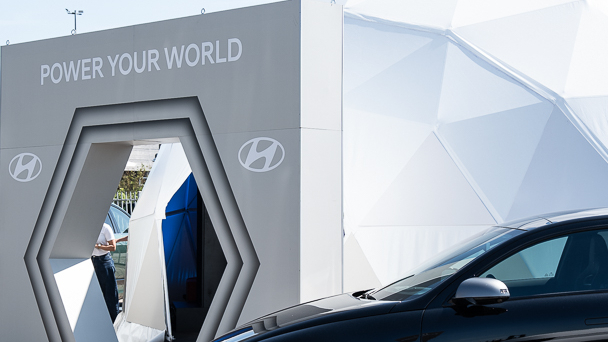 Hyundai IONIQ 3 maakt indruk tijdens onthulling bij Auto Sturm in Goes