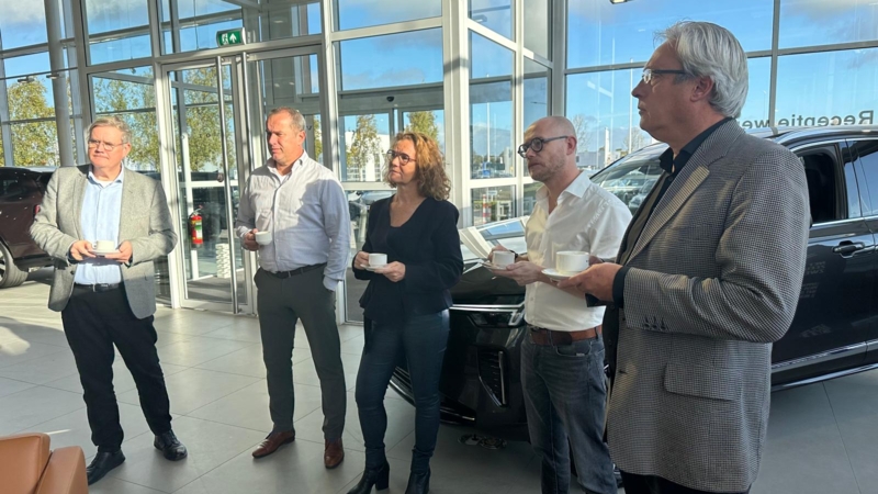 Vereniging Merkendealers Midden-Zeeland reikt cheque uit