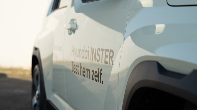 Mike Sturm van Auto Sturm laat de Hyundai INSTER zien.