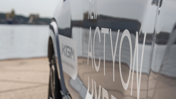 AutoZeeland rijdt de KGM Actyon Hybrid