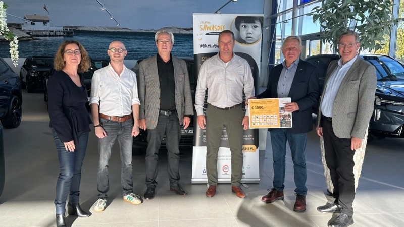 Vereniging Merkendealers Midden-Zeeland reikt cheque uit