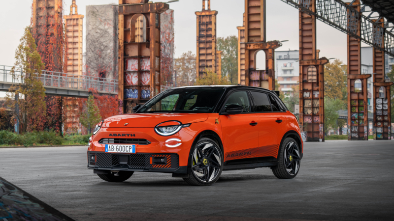 Abarth 600e Competizione schiet van 0-100km/h in 5,85 seconden, heeft 280 pk, standaard tot 8 jaar garantie én eProWallbox thuislader