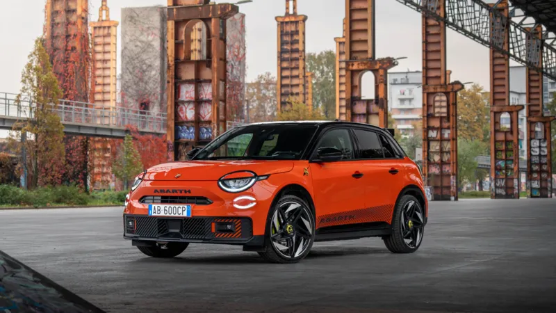 Abarth 600e Competizione schiet van 0-100km/h in 5,85 seconden, heeft 280 pk, standaard tot 8 jaar garantie én eProWallbox thuislader