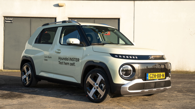 Mike Sturm van Auto Sturm laat de Hyundai INSTER zien.